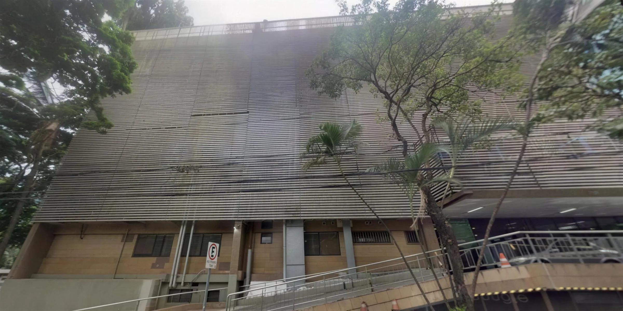 Antes — a empena voltada para a rua